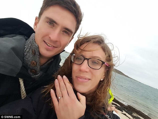 Полиция Бристоля не дала свадьбе сорваться, достав потерянное помолвочное кольцо со дна залива