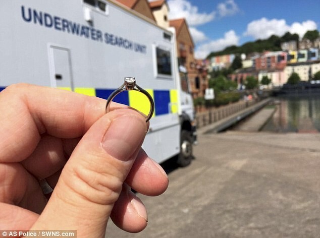 Полиция Бристоля не дала свадьбе сорваться, достав потерянное помолвочное кольцо со дна залива