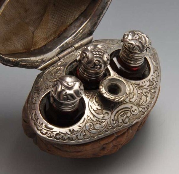 Шкатулка из скорлупы грецкого ореха для бутылочек с ароматическими маслами. Франция, XIX век