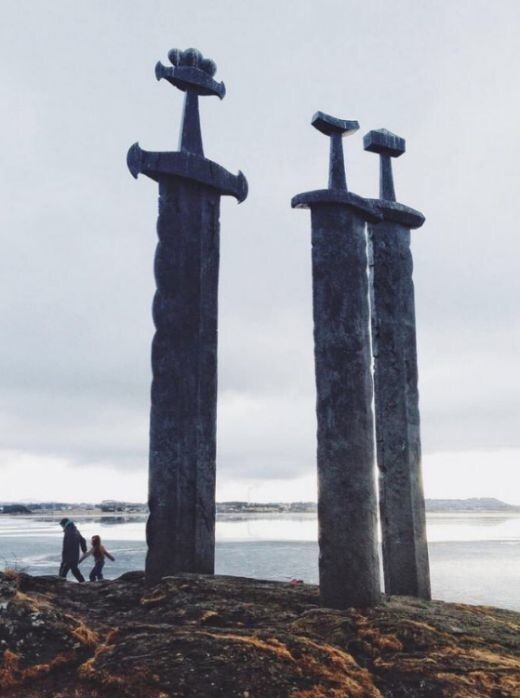 Гигантские статуи мечей в Норвегии