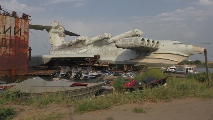 Советский ударный экраноплан-ракетоносец "ЛУНЬ" списан и находится на стоянке в городе Каспийск, Дагестан. Высота – 19 метров, длина – 73 метра.