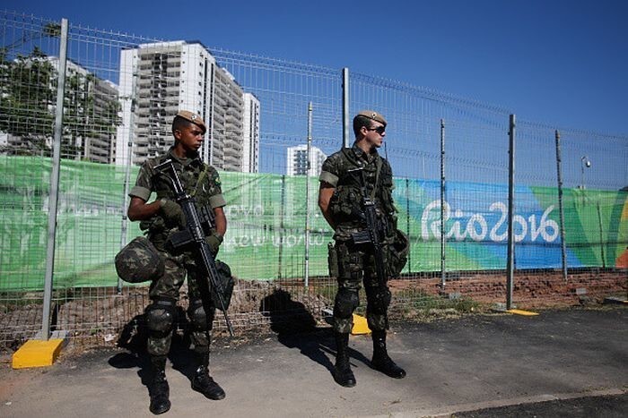 Бразильские солдаты патрулируют периметр Олимпийской деревни в Рио