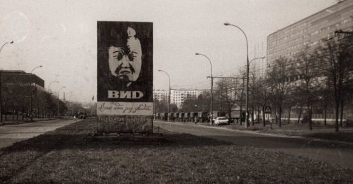 Рекламный щит телекомпании "ВИD" около телецентра "Останкино" в Москве, 5 октября 1993 года, Россия 