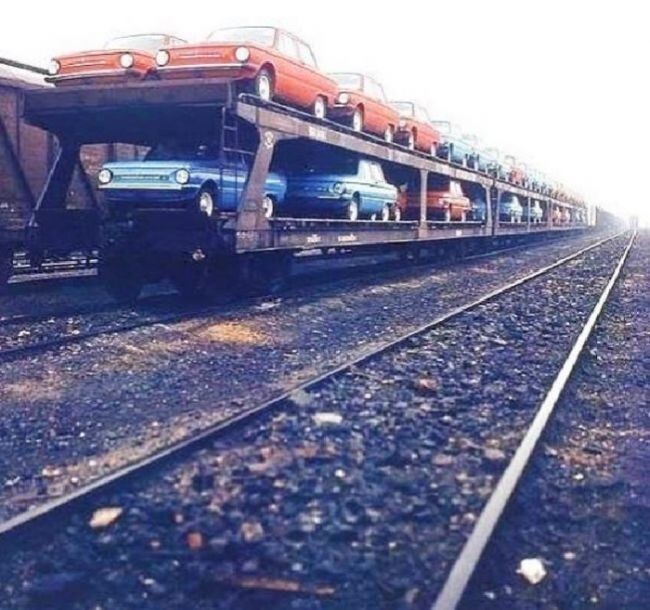 Вагоны с автомобилями на железнодорожной станции Владыкино в Москве, 1988 год, СССР 