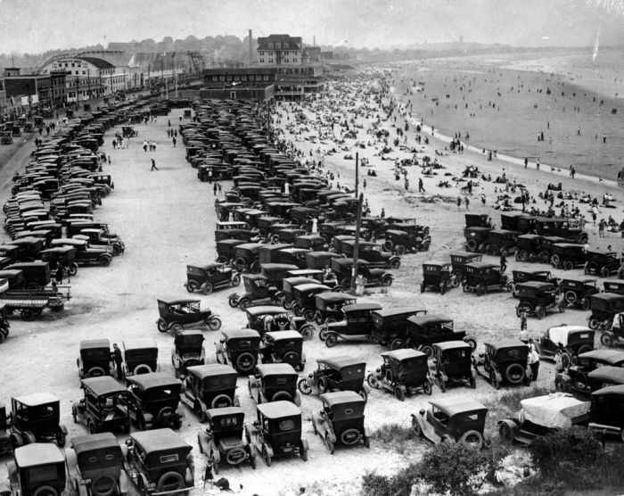 Припаркованные автомобили на пляже Нантаскет Бич, 1920–е годы, Массачусетс, США 