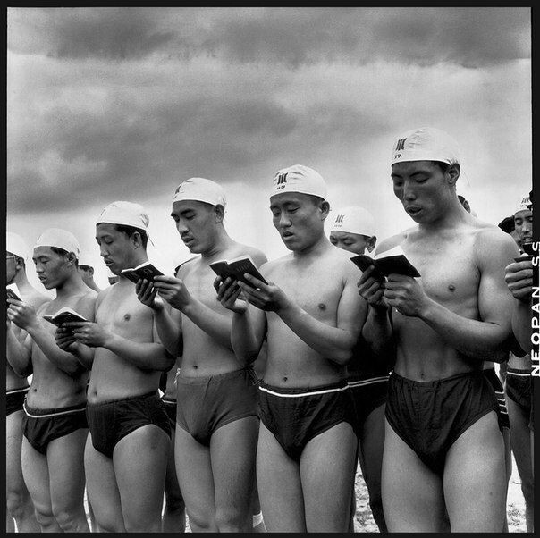 Пловцы читают цитатник Мао перед заплывом в честь 2–й годовщины купания Мао в реке Янцзы, 1968 год, Харбин, Китай 