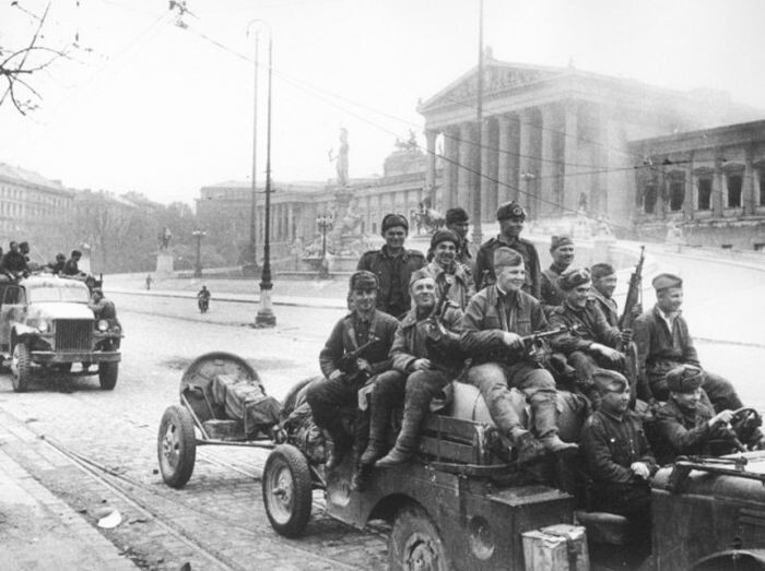 Подразделение советских минометчиков проезжает перед зданием парламента в Вене на автомобиле повышенной проходимости американского производства Dodge WC-51. 