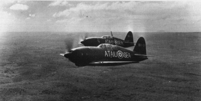 Захваченные англичанами японские истребители-перехватчики Мицубиси J2M «Райдэн» в полете. У союзников самолет имел кодовое имя «Джек». 1945 год. 