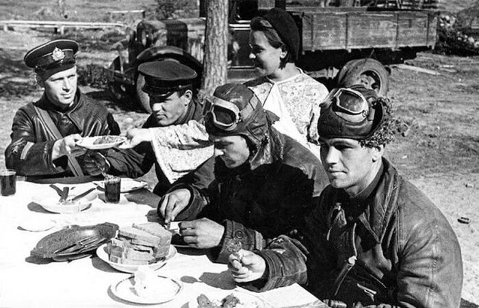 Советские летчики из состава ВВС Флота обедают, на Северном фронте в районе Мурманска. 1942 год. 