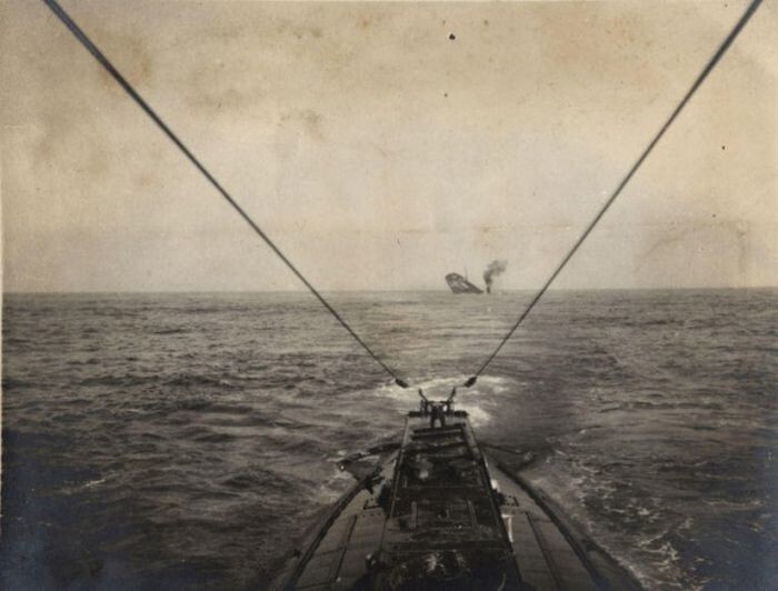 Немецкая подводная лодка топит торговое судно союзников в Атлантическом океане, 1915 год. 