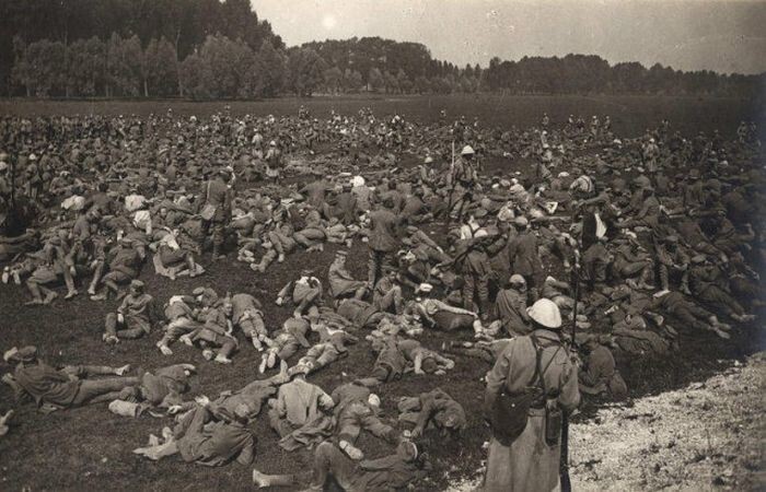 Немецкие военнопленные на поле в Лонжо, Западный фронт, 1 августа 1916 года. 