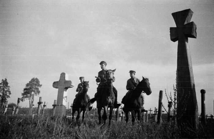Разведчики 838-го стрелкового полка Н.С. Иванов, А.М. Соснин и С.И Баев в дозоре на кладбище под Киевом. 1943 год. 