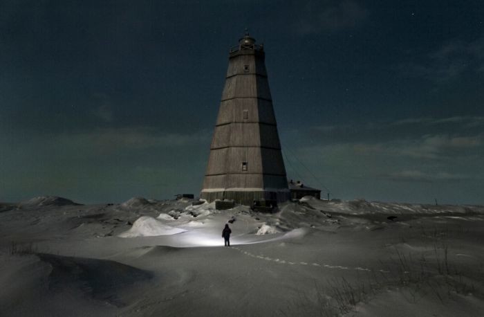 Вячеслав Короткий инспектирует при полной луне заброшенный маяк на месте поселка Ходовариха. Когда-то этот маяк помогал морякам, идущим по Северному морскому пути.