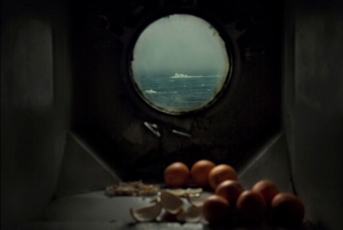 Вид на Баренцево море из иллюминатора ​ «Михаила Сомова», дизель-электрохода, который доставляет для Вячеслава еду и инструменты один раз в год.