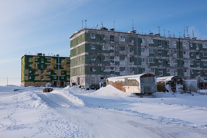 Сразу же бросается в глаза тот факт что часть пятиэтажек заброшена! 