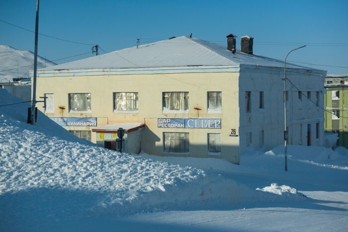 Сперва мы увидили этот бар но слово север нас уже настолько пресытило, что в итоге пошли в какую-то восточную забегаловку. Еда обычная столового формата, только чуть по дороже но всё равно дешевле чем в Москве. Продукты в магазинах не смотрел, думаю 