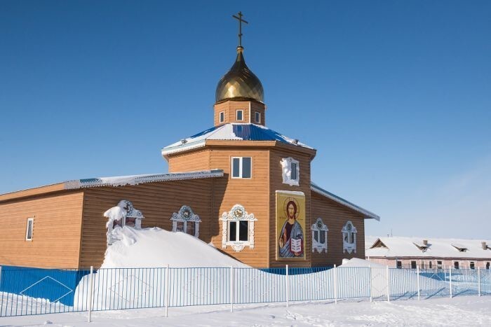 Посреди этого тотального запустения стоит новенькая, свеженькая, я бы даже сказал, хрустящая бревенчатая церковь. Не уверен что оно помогает, на мой взгляд, одна добротная котельная была бы уместнее тут.