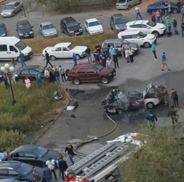 Взрыв автомобиля в одном из дворов в Новом Уренгое