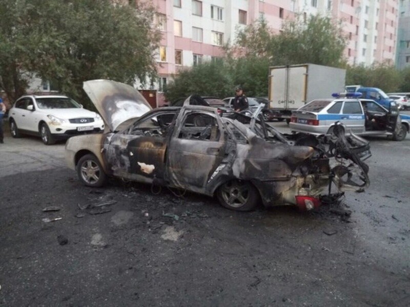 Взрыв автомобиля в одном из дворов в Новом Уренгое