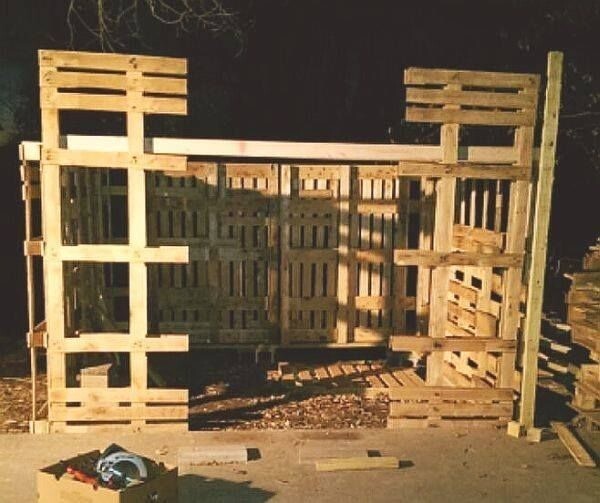 Мужчина построил небольшой домик из... деревянных палет