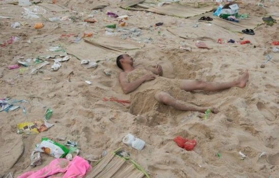 Вот так выглядит очень грязный пляж в Китае