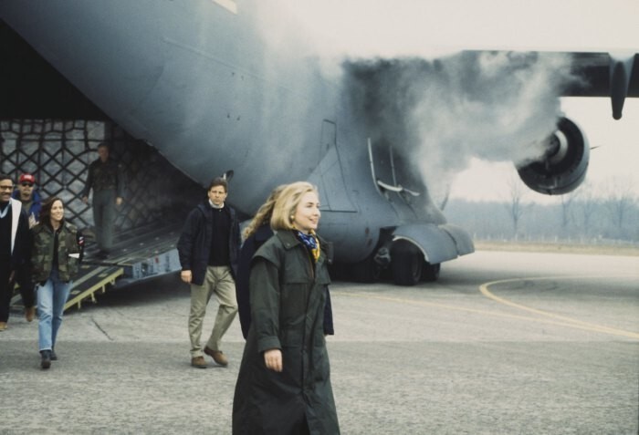 По словам Клинтон, она "попала под снайперский огонь" в Боснии в 1996 году.