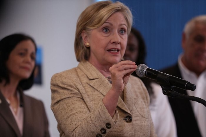 Клинтон сказал, что она удалила все связанные с работой электронные письма ФБР.