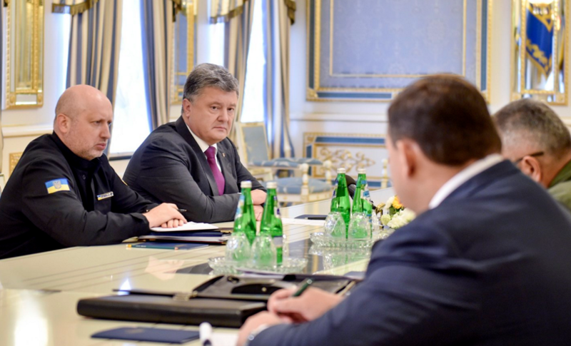 Порошенко поручил привести в боевую готовность подразделения на границе с Крымом и Донбассом 