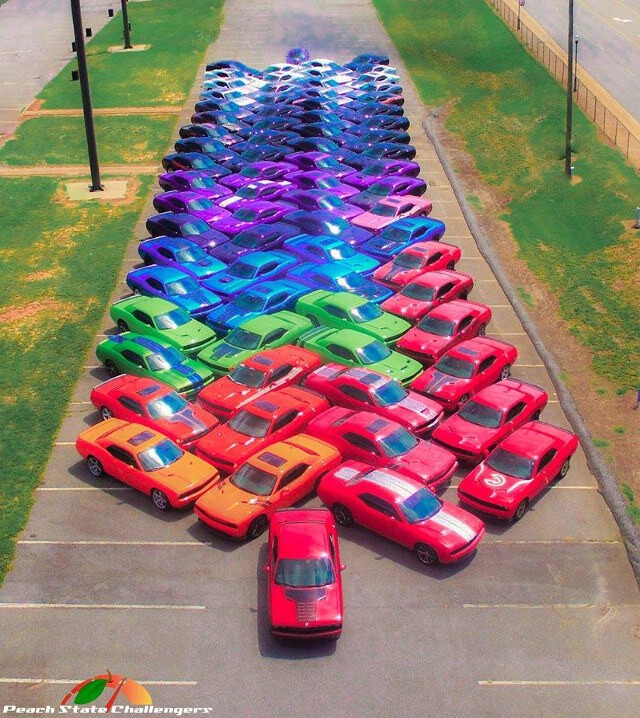 Фанаты Dodge Challenger сделали радугу из своих автомоблей