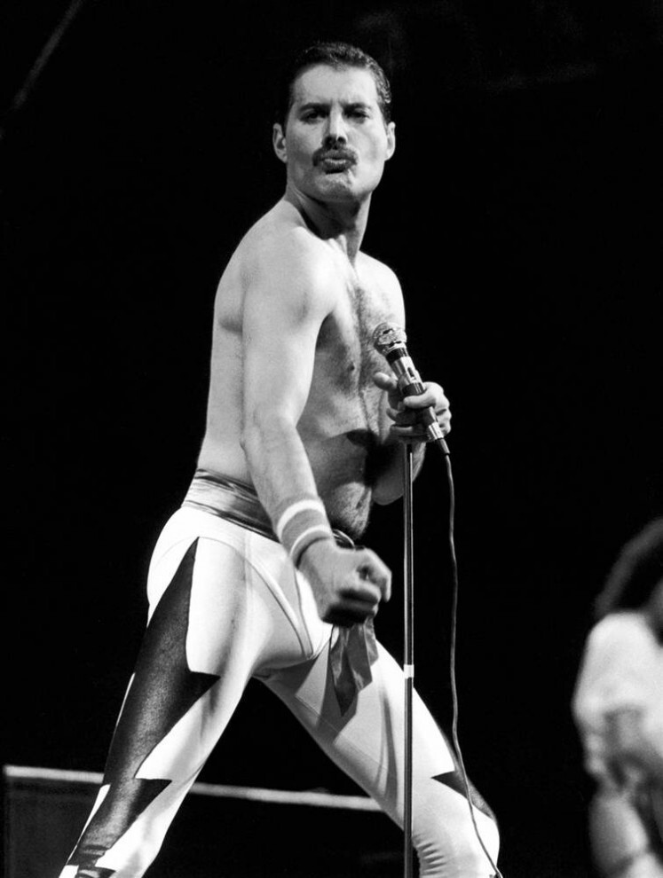 «Мы вас растрясем», — пел солист группы Queen, который долго носил усы. Этот мощный вокалист, родившийся на острове Занзибар, умер от СПИДа в 1991 году в возрасте 45 лет.