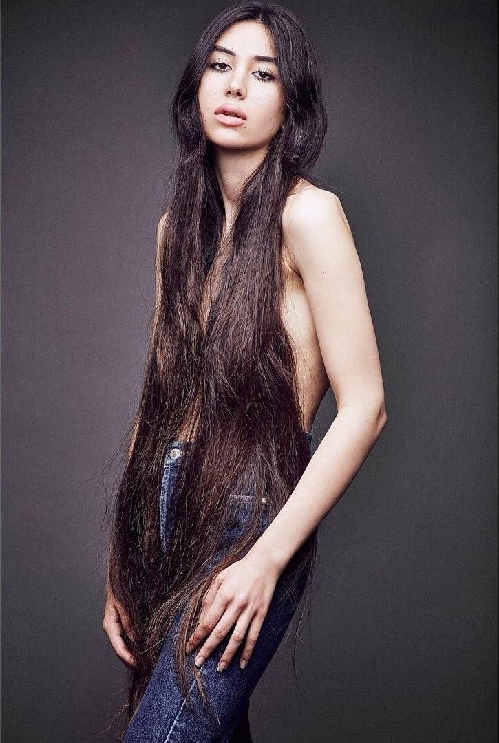 Модель, у которой такие длинные волосы, что она может носить их вместо футболки