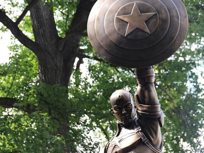 В бруклинском парке установили четырехметровую статую Капитана Америка
