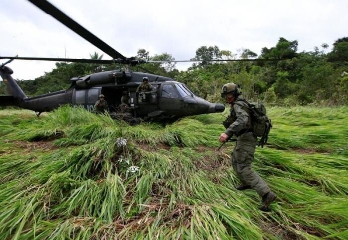 Рейд колумбийского спецназа по нарколабораториям в джунглях (12 фото)