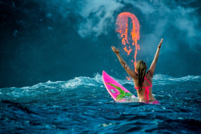 Первая женщина, проплывшая на серфе вокруг действующего вулкана Килауэа на Гавайях