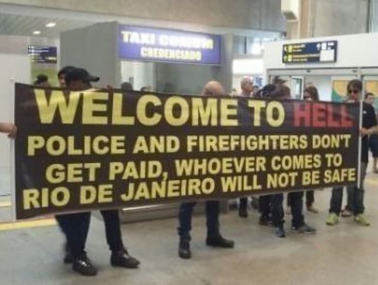 5. Бразильская полиция встретила туристов баннером "Добро пожаловать в ад"