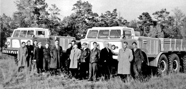 Коллектив СКБ ЗИЛ с автомобилями ЗИЛ-135Л (слева) и ЗИЛ-135ЛМ. Виталий Грачев — третий справа. Сентябрь 1964 года