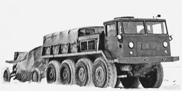 Автомобиль ЗИЛ-134 при буксировке тяжелого артиллерийского орудия 