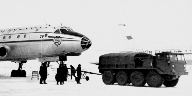 Аэродромный вариант ЗИЛ-134А при буксировке самолета Ту-104 