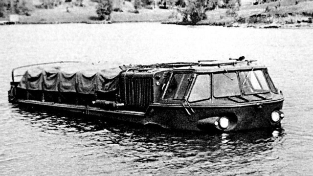  Автомобиль ЗИЛ-135 на испытаниях в водоеме полигона НИИАП 