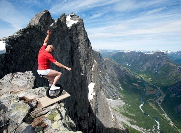 4. Эскил Роннингсбаккен балансирует на краю скалы в Норвегии