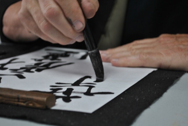 Помимо обычных уроков школьников учат искусству японской каллиграфии и поэзии
