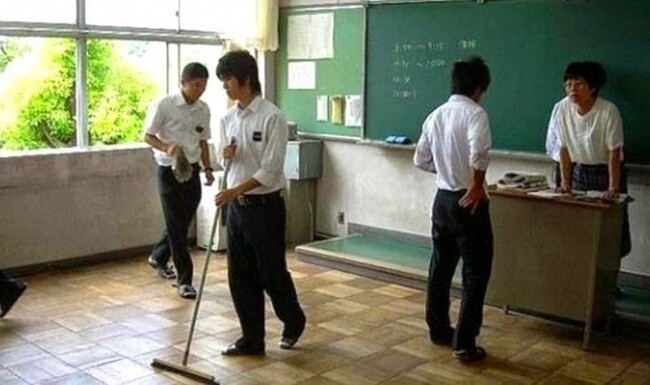 В японских школах нет уборщиц, ребята сами убирают помещения