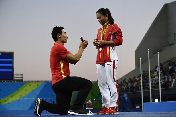 Китайский спортсмен сделал предложение коллеге по сборной во время церемонии награждения
