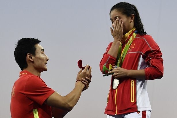 Китайский спортсмен сделал предложение коллеге по сборной во время церемонии награждения