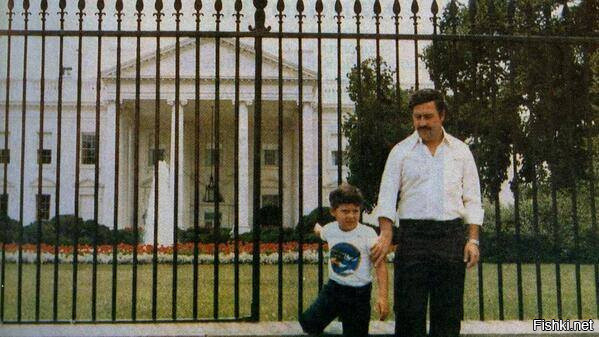 Главный наркобарон мира Пабло Эскобар с сыном у Белого  Дома