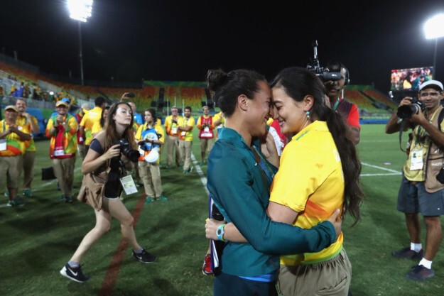 Это не первый такой случай на Олимпиаде в Рио. На прошлой неделе волонтер Марджори Эниа сделала предложение своей девушке, бразильской регбистке Исадоре Серулло. 