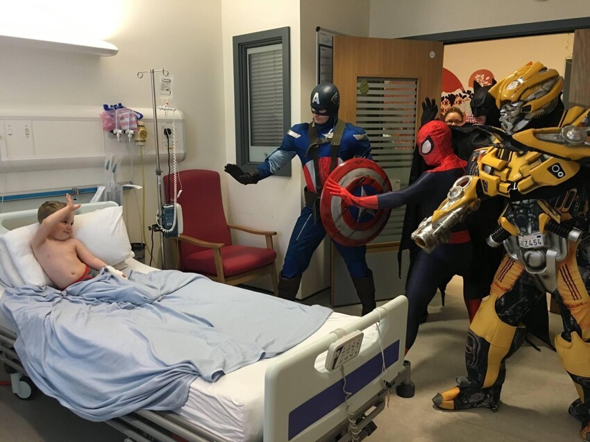 Супергерои навестили маленького пациента 