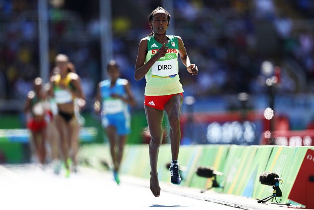 Но эфиопская спортсменка продолжила забег и преодолела полтора километра без кроссовка 