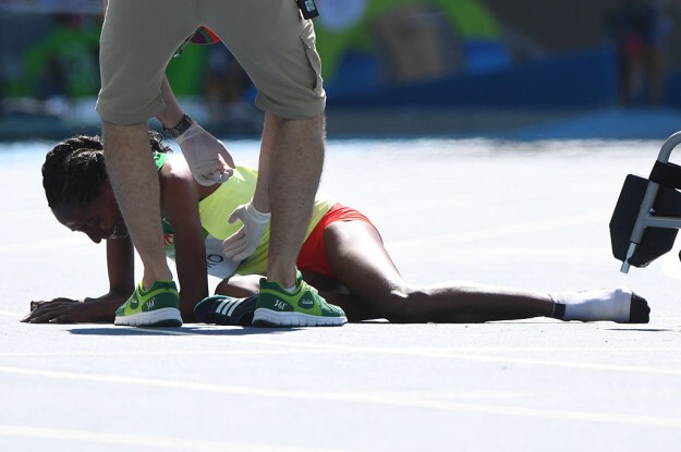 Из-за столкновения спортсменок у Диро слетел правый кроссовок, и она упустила время