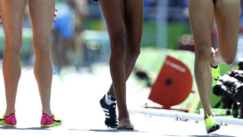 Спортсменка, потерявшая кроссовок во время забега, пробежала полтора километра с босой ногой